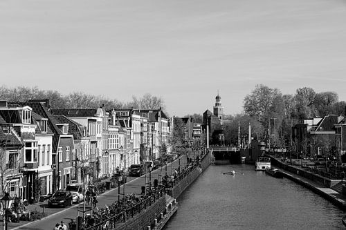 La Westerkade à Utrecht, avec le pont Tolsteegbrug et l'église Saint-Nicolas, en noir et blanc