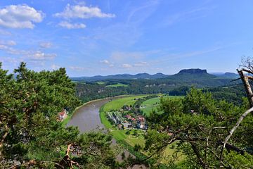 Uitzicht vanaf de Bastei naar de Elbe en Kasteel Königstein van Ingo Laue