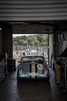 Voiture de course dans le box des stands