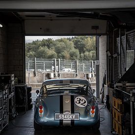 Raceauto in pitbox van The Wandering Piston