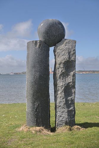 Kunst beeld uit zee palen en Brandaris
