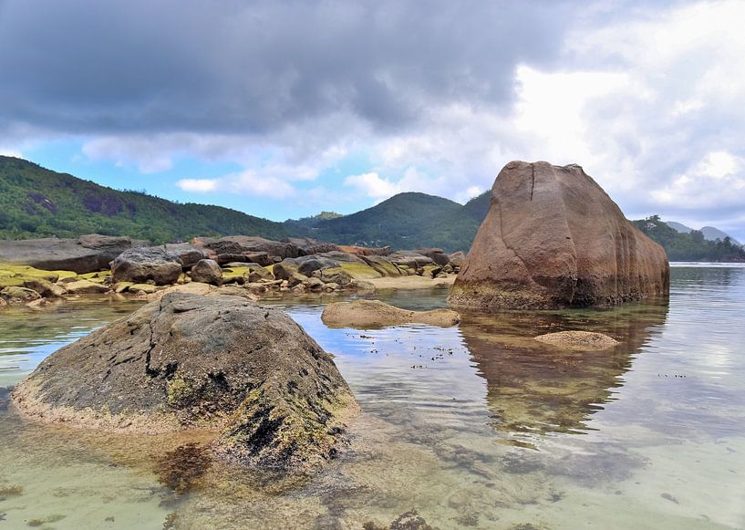 Ein Strand mit Felsen auf den Seychellen von MPfoto71