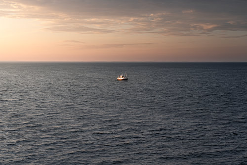Der einsame Trawler auf dem Meer in aller Ruhe und Stille | Cinematic Skagerrak