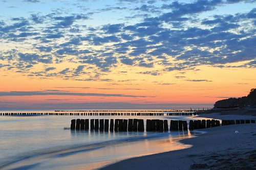 Avondlijke sfeer op het strand van de Poolse Oostzee bij Rewal