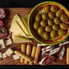 flat lay van tapas met olijven, kaas en spaanse ham van Kim Willems