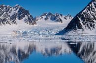 Gletsjer op Spitsbergen met reflectie van Merijn Loch thumbnail