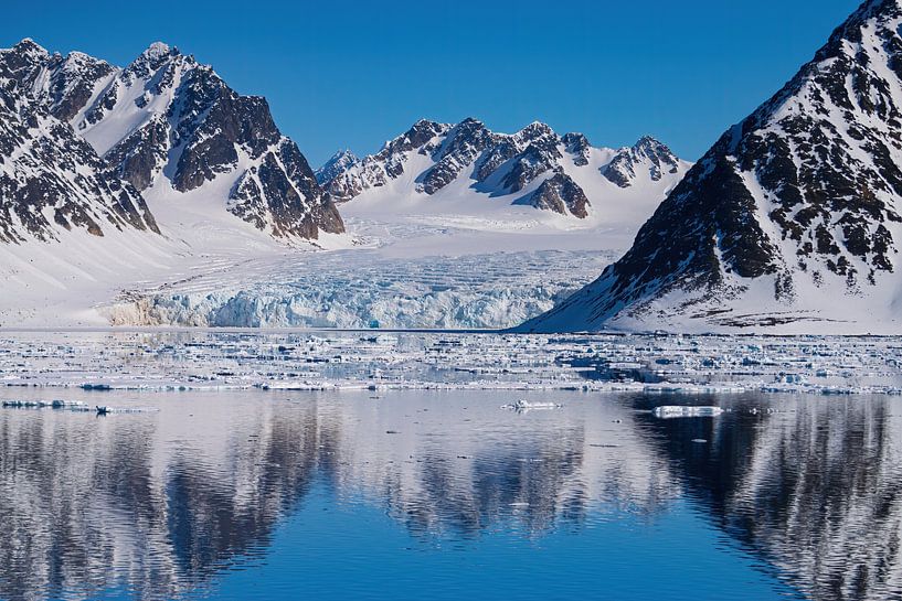 Gletsjer op Spitsbergen met reflectie van Merijn Loch