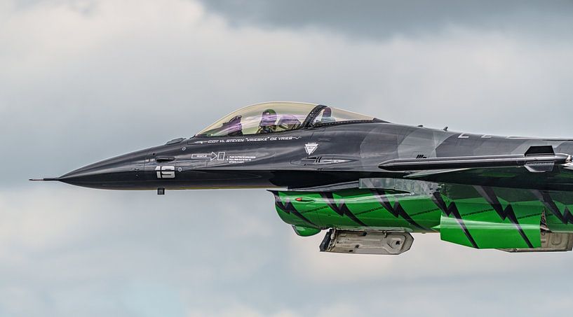 F-16 Demo Team Belgian Air Force: the Dream Viper. by Jaap van den Berg