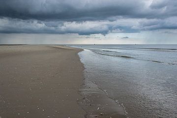 Strand bij duinen van Goerree van Judith Schrijver