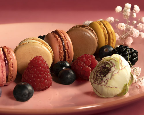 Macarons Blumen und rote Früchte