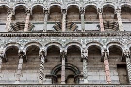 Säulenvorbau der Kirche San Michele in Foro im Zentrum von Luca, Toskana, Italien