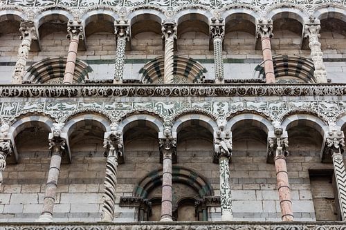 Zuilen voorportaal van de kerk San Michele in Foro in centrum van Lucca, Toscaan, Italië
