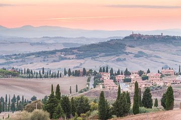 Toscaanse dorpjes bij zonsondergang van Damien Franscoise