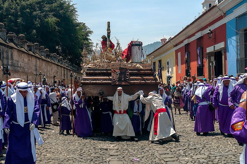 Guatemala: Paasprocessie (Antigua) by Maarten Verhees