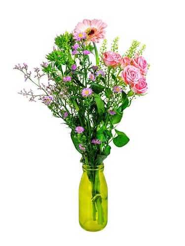 Bouquet de fleurs dans un vase en verre sur fond blanc