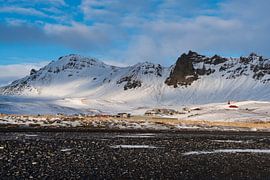 Vikurkirkja vom schwarzen Strand aus gesehen von Henry Oude Egberink