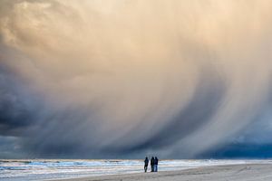 dreigende neerslag wolken boven de Noordzee II van eric van der eijk