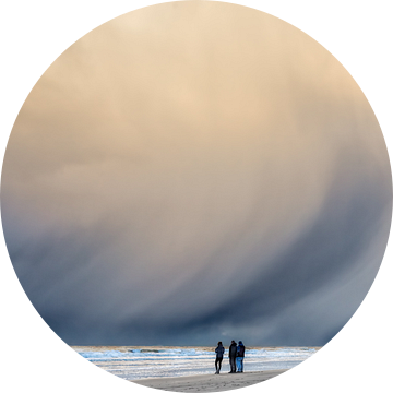 dreigende neerslag wolken boven de Noordzee II van eric van der eijk