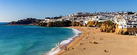 Uitzicht over Albufeira, Portugal van Adelheid Smitt
