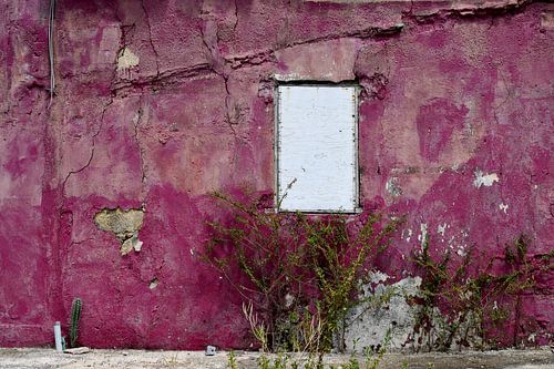 Fond de couleur vive d'un mur violet et usé par les intempéries avec fenêtre