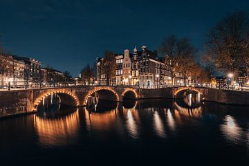 Amsterdam bij nacht van Daniel Ritzrow