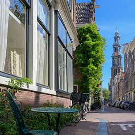 Een zitje met zicht op de Westertoren Amsterdam van Foto Amsterdam/ Peter Bartelings