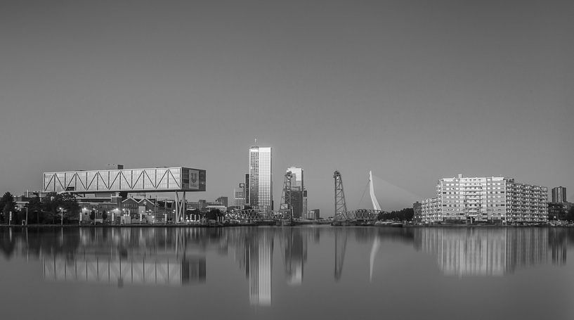 Skyline von Rotterdam in schwarz-weiß von Ilya Korzelius