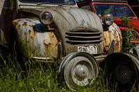 Grey, rusty Citroën 2CV