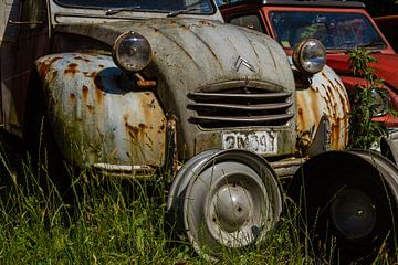 Grijze, roestende Citroën 2CV