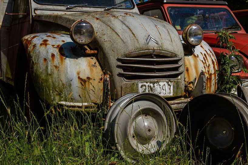 Grauer, rostiger Citroën 2CV von René Groenendijk