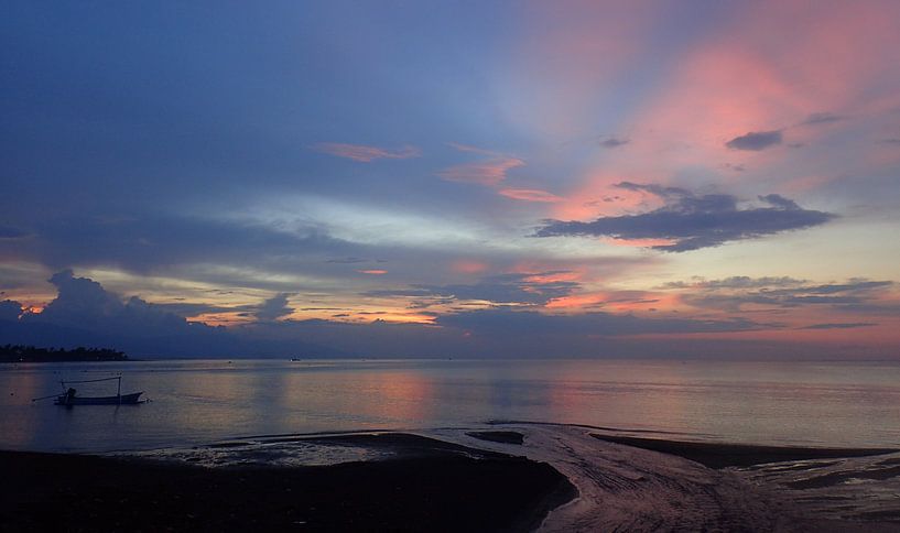 Blauwe en roze kleuren tijdens zonsondergang Bali Lovina van Mireille Zoet
