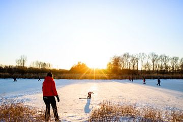 Winters landschap met schaatsers in Almere (Flevoland) van Laura V