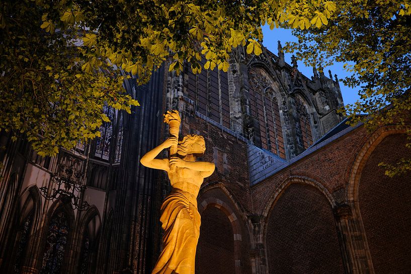 Verzetsmonument op het Domplein in Utrecht voor de Domkerk van Donker Utrecht