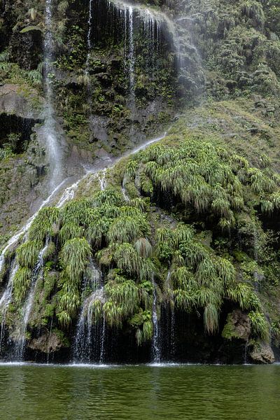 Waterval in Mexico vanuit een boot. van Erik de Rijk