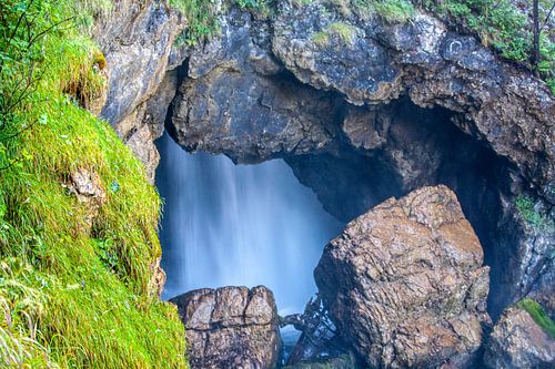 Es rauscht der Wasserfall aus einer Höhle