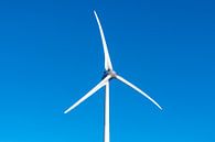 Windturbine met draaiende wieken met een strakblauwe lucht in de b van Sjoerd van der Wal Fotografie thumbnail