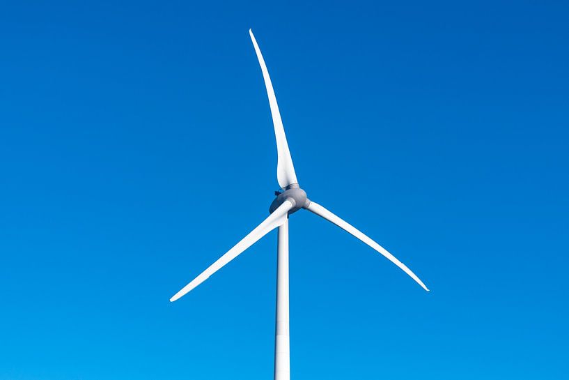 Windturbine met draaiende wieken met een strakblauwe lucht in de b van Sjoerd van der Wal Fotografie