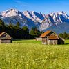 Blick über die Felder auf das Wettersteingebirge - uitzicht over de velden naar het" Wettersteingebirge" - uitzicht over de landelijke velden naar het Wettersteingebirge, Garmisch-Partenkirchen van Christina Bauer Photos