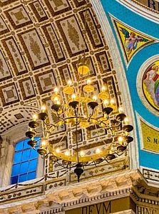Die Kandelaber der Basilika in Aktion