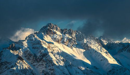 Berg in licht en wolken