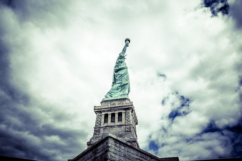 Die verborgene Pracht der Freiheit: Eine einzigartige Perspektive auf die Freiheitsstatue in New York 12 von FotoDennis.com | Werk op de Muur
