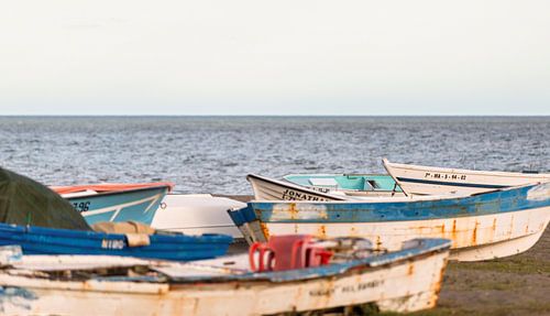 Kleurrijke boten op het strand van Thomas Heitz
