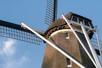Windmühle mit blauem Himmel