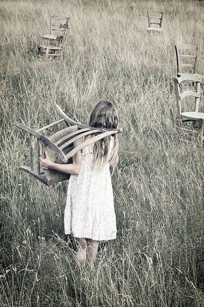 Meisje met de stoelen von Renate van der Heijden