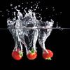 Dynamische foto van een aardbeiensplash van Henny Brouwers