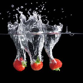 Dynamic picture of a strawberry splash by Henny Brouwers