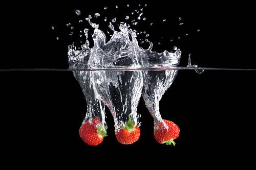 Dynamische foto van een aardbeiensplash