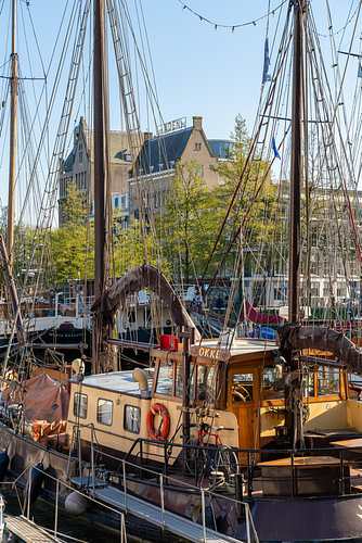 Klassieke schepen voor het Veerhavengebouw in Rotterdam