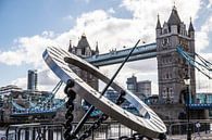 Tower Bridge Londen vanaf de Timepiece Sundial van Marcia Kirkels thumbnail