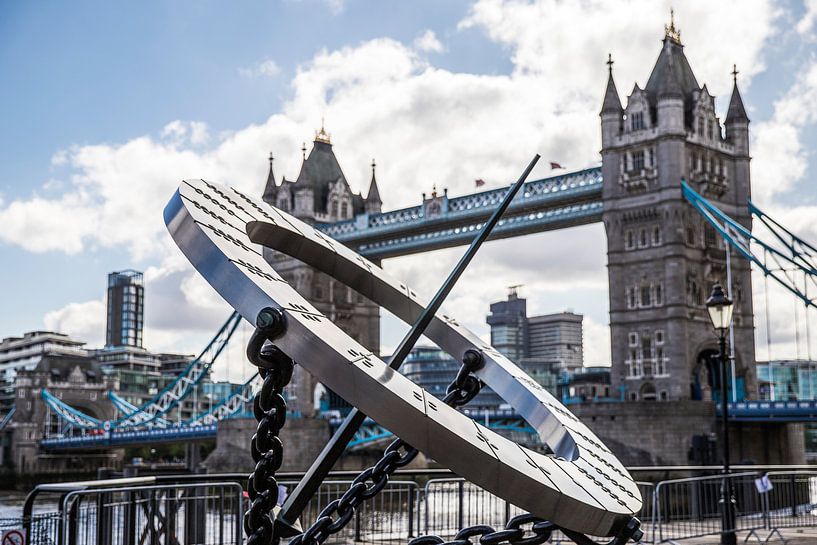 Tower Bridge Londen vanaf de Timepiece Sundial van Marcia Kirkels